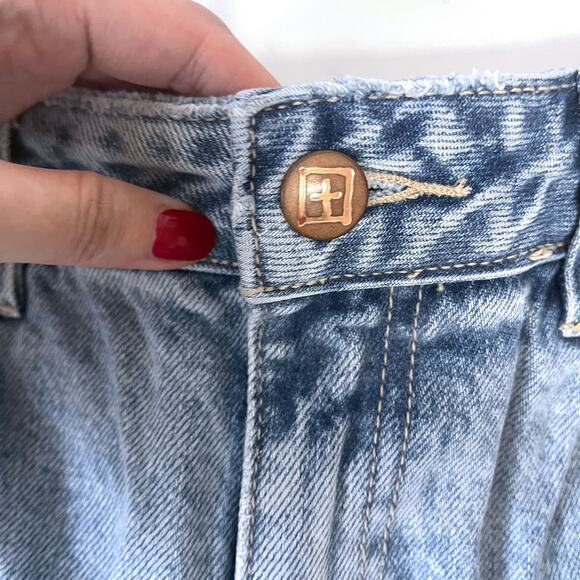 KSUBI NWT Chlo Wasted Slash Tapered Ankle Crop Jean in Faded Wash Size 31 - Picture 9 of 16